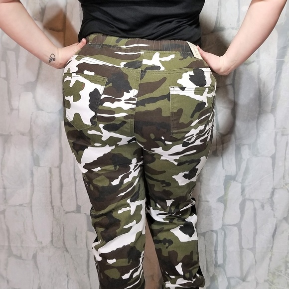 Camo Joggers - Picture 4 of 7
